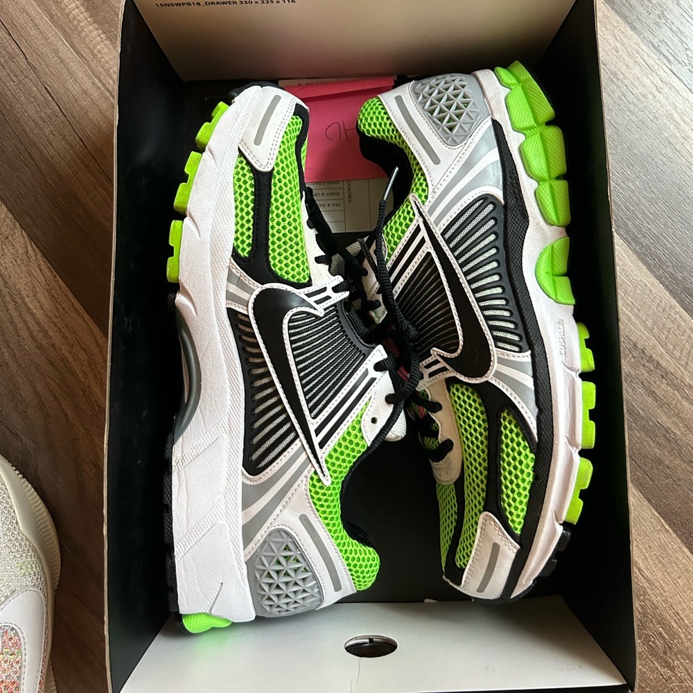 Nike Vomero 5 Electric Green